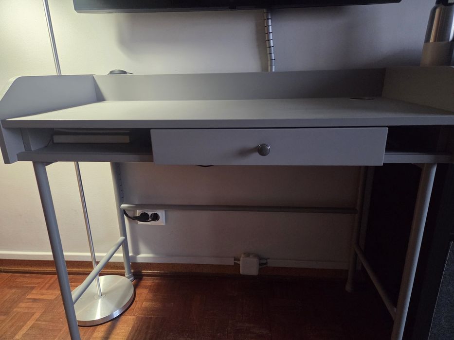 Secretária Hauga Ikea