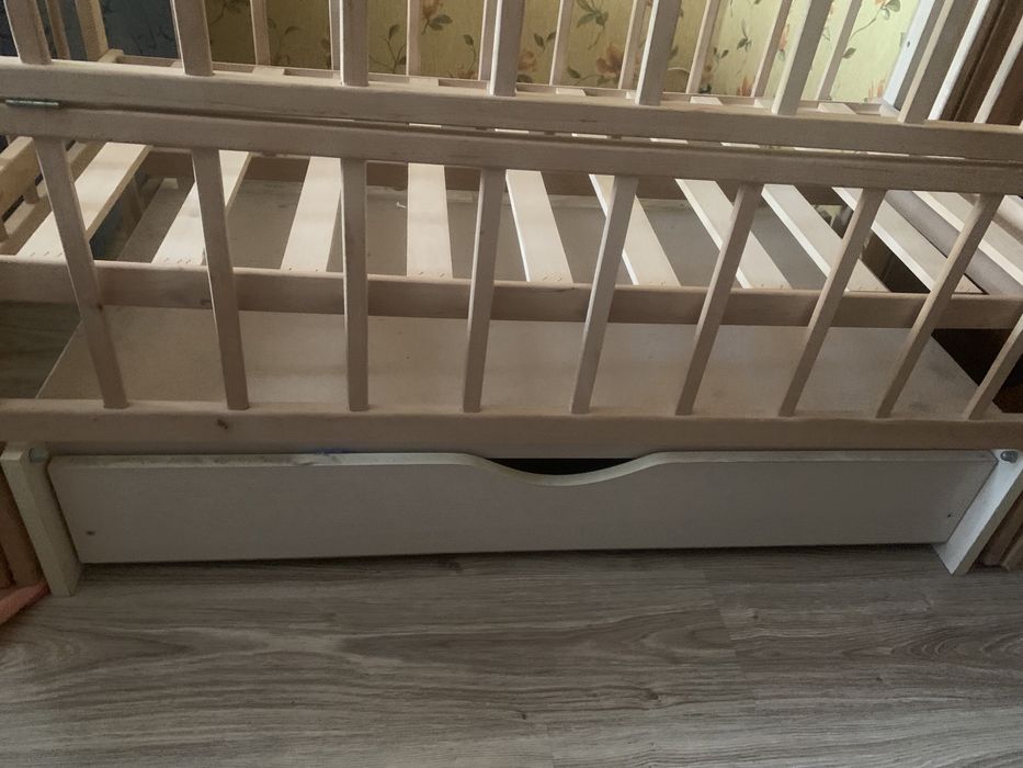 Кроватка дитяча з маятником