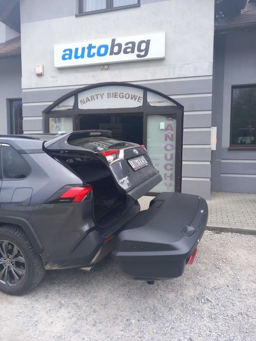 Box na hak holowniczy Thule Arcos + system nośny - duży, solidny box 450 ltrów pojemności, umożliwia przewóz nart do 180 cm długości
