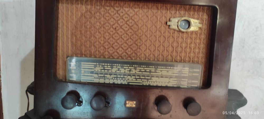 Radio antigo para ser recuperado e restaurado