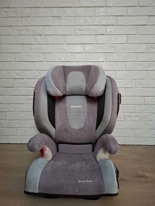 Fotelik dziecięcy marki RECARO
