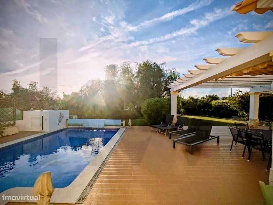 T4 de Prestígio em Cacela: Villa de Luxo com Piscina e Proximidade