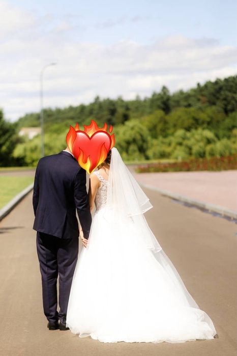 Весільна пишна сукня