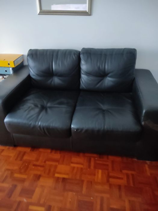 Sofá em pele preto