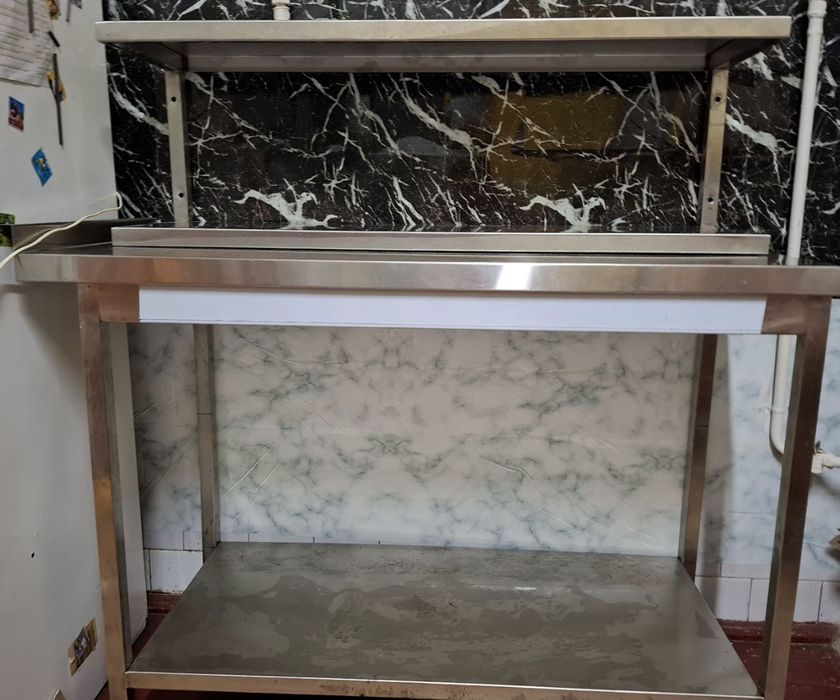 Стіл з нержавіючої сталі.