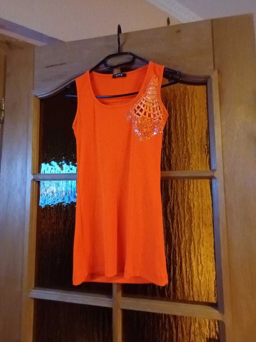 Podkoszulka fosforowo-pomarańczowa z aplikacją roz. S-M. Nowa b\metki
