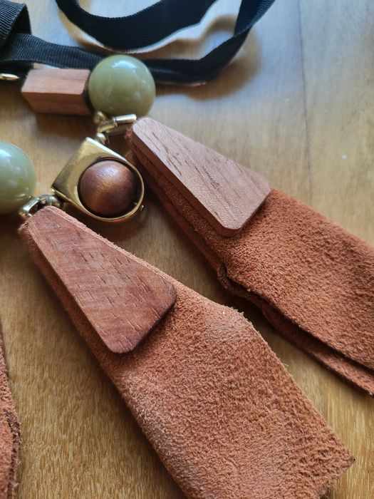 Colar em Camurça, Madeira e Contas Decorativas