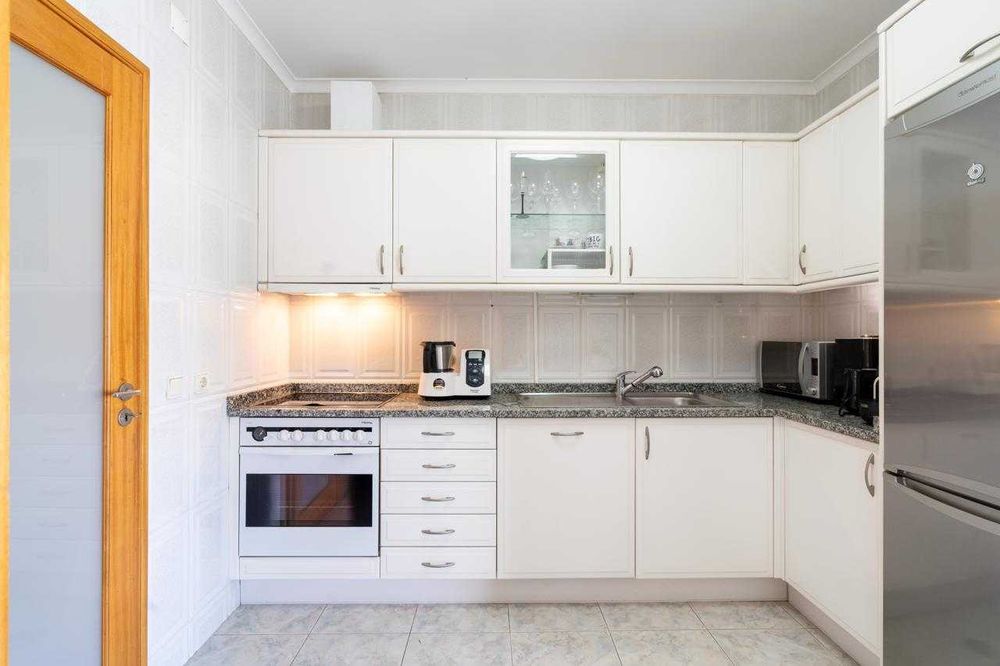 Apartamento T2 com garagem e mobilado