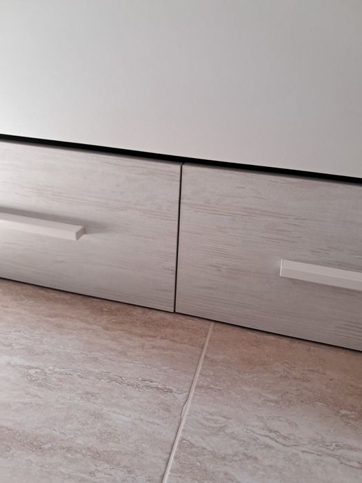 Cama dupla de criança com gavetas e prateleiras
