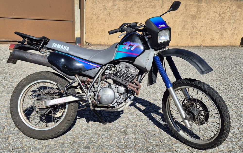 Yamaha XT 350 preta de 1994