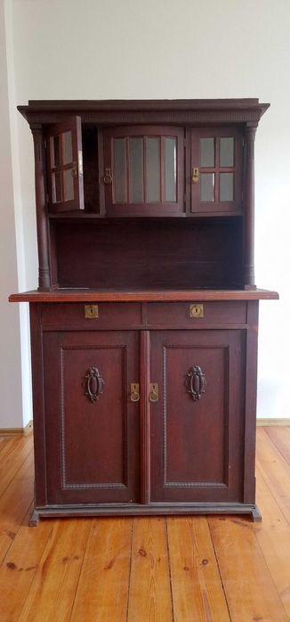 Stara komoda z witryną do restauracji