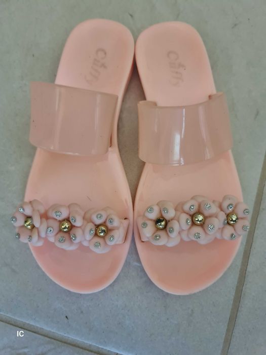 Piękne jasno-różowe sandałki dla dziewczynki