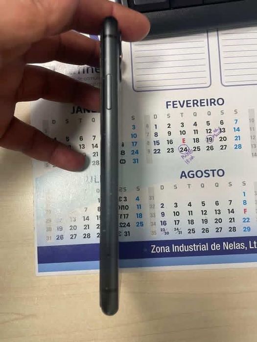 Iphone 11, nunca aberto, tela sem nenhum danificado obs: bateria 69%