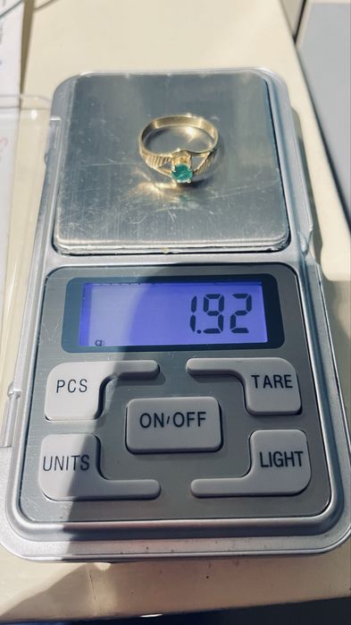 Anel de ouro 18k com 1 esmeralda grande.
