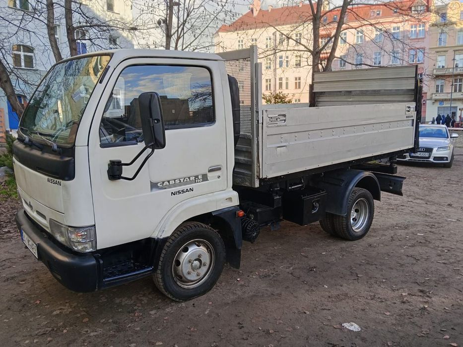 Nissan Cabstar  Nissan Cabstar 3 L.  1999 . Kategoria B, wywrotka na 3 strony, hak .