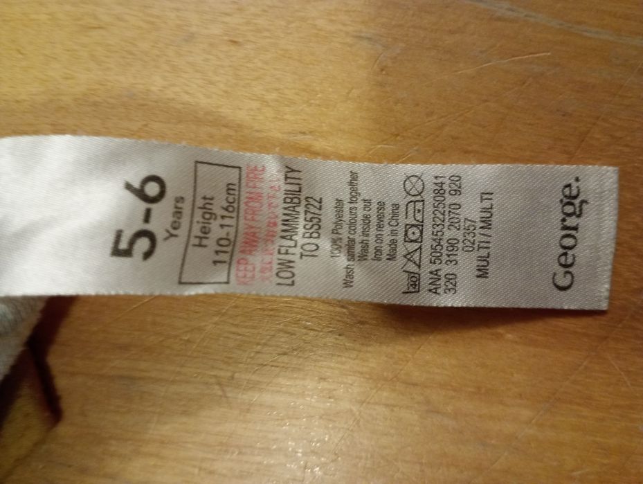 Piżamka/koszula nocna Minionki 110-116 rozmiar 5-6 lat