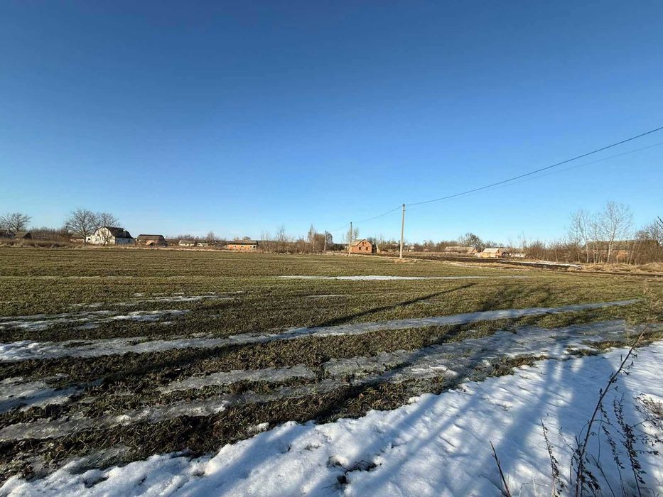 Продам ділянку в смт Літин .Рівна під житлову забудовуПоруч світло газ