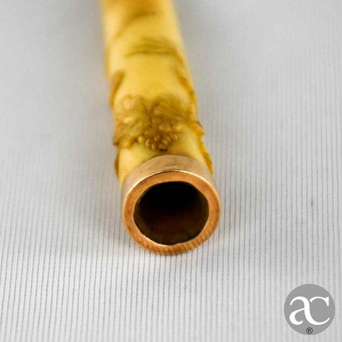 Antiga Boquilha em matéria nobre em relevo e ouro