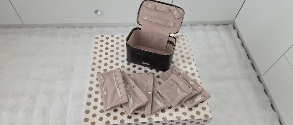 Szkatułka na biżuterię z welurowym wnętrzem