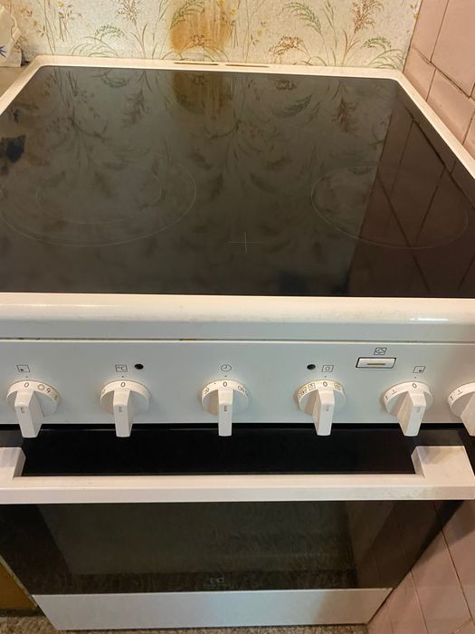Продам електроплиту Electrolux RKR660101W