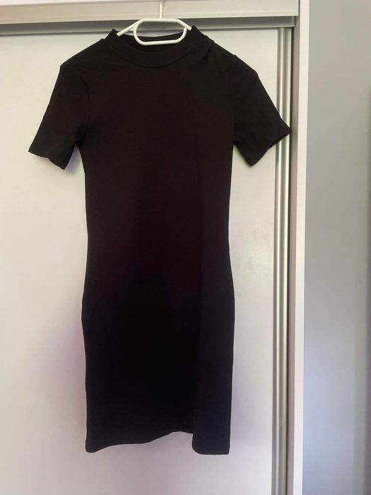 Prążkowana czarna sukienka ze stójką i krótkim rękawem