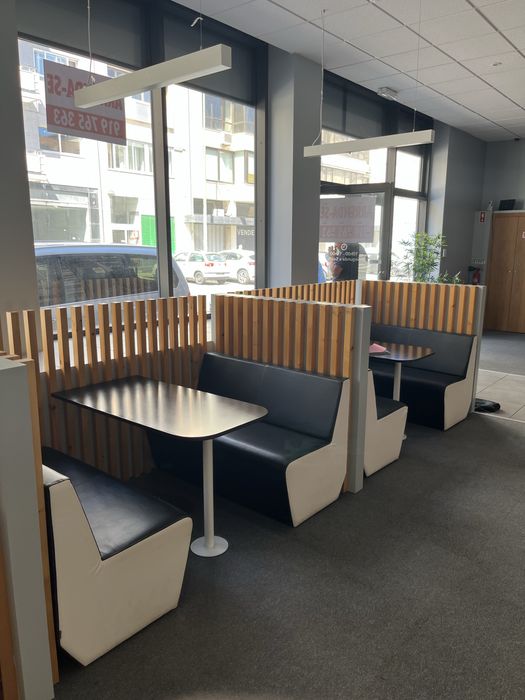 Conjunto de 6 Booths para Restaurante/Café – 12 Bancos, 6 Mesas e Divisórias em Madeira