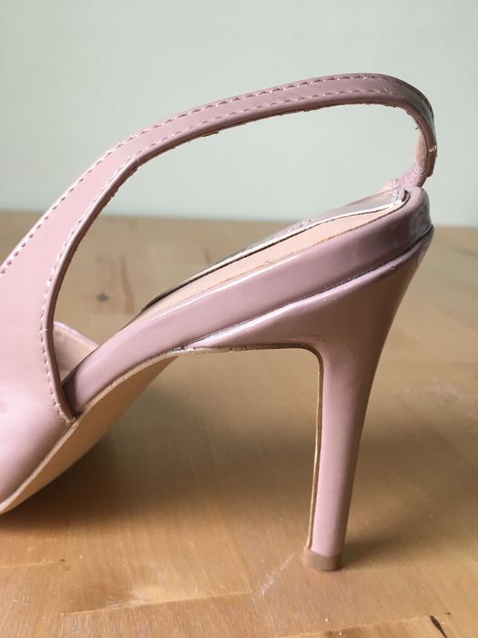 Szpilki beżowe lakierowane