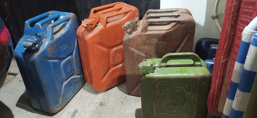 Продам канистры 20 л.
