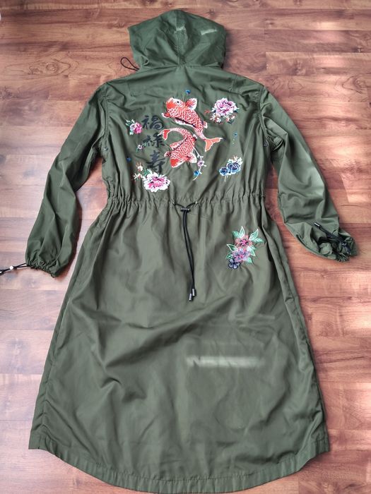 Super lekka wiatrówka BERSHKA M/L