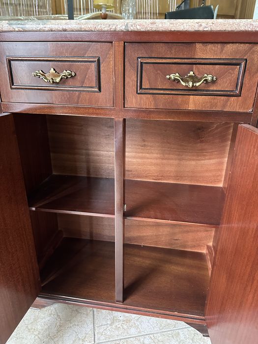 Sapateira com base de mármore