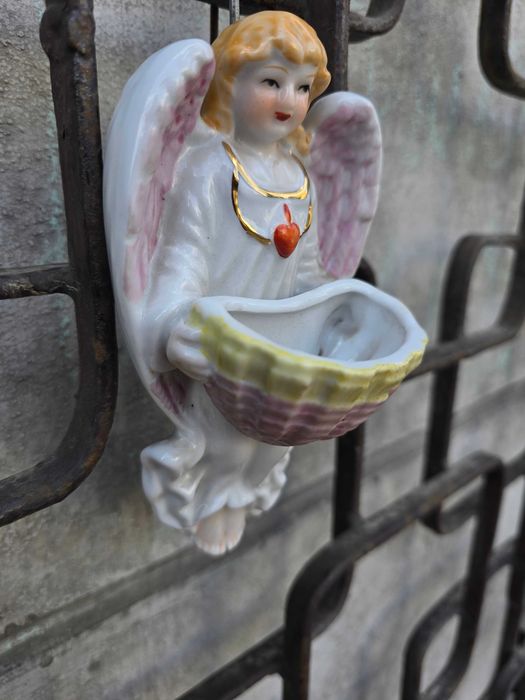 Stara porcelanowa kropielnica Anioł