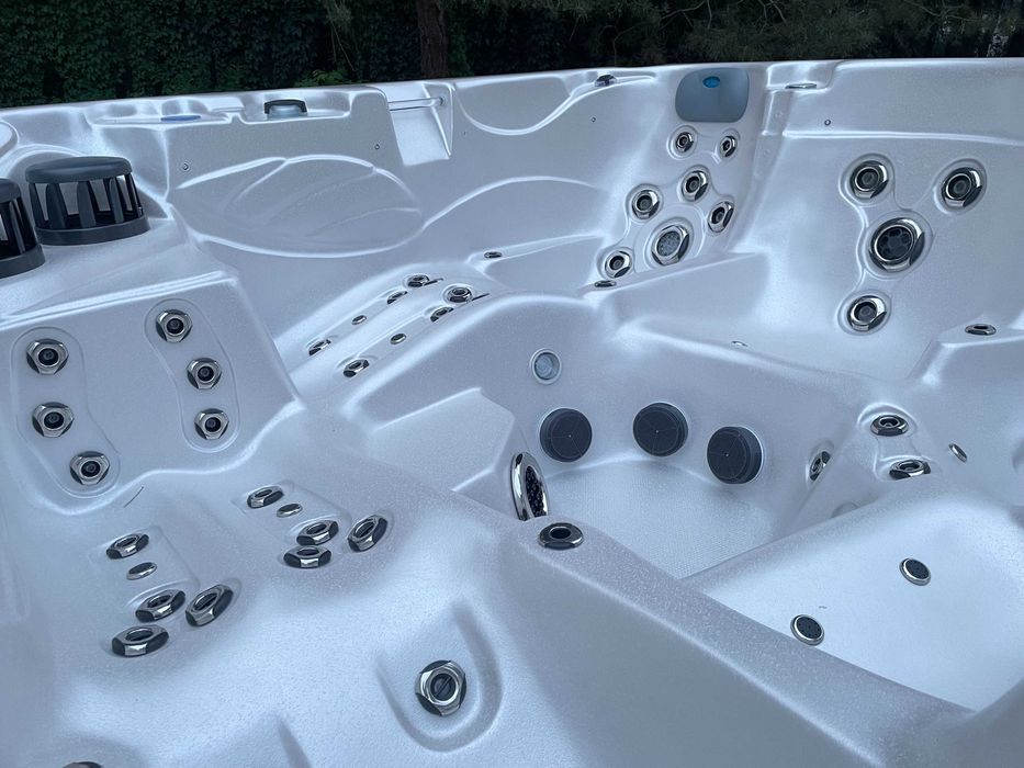 Całoroczne Jacuzzi - wanna z hydromasażem dla 5 osób Eternal