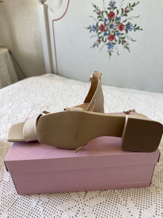 Sandalias em pele