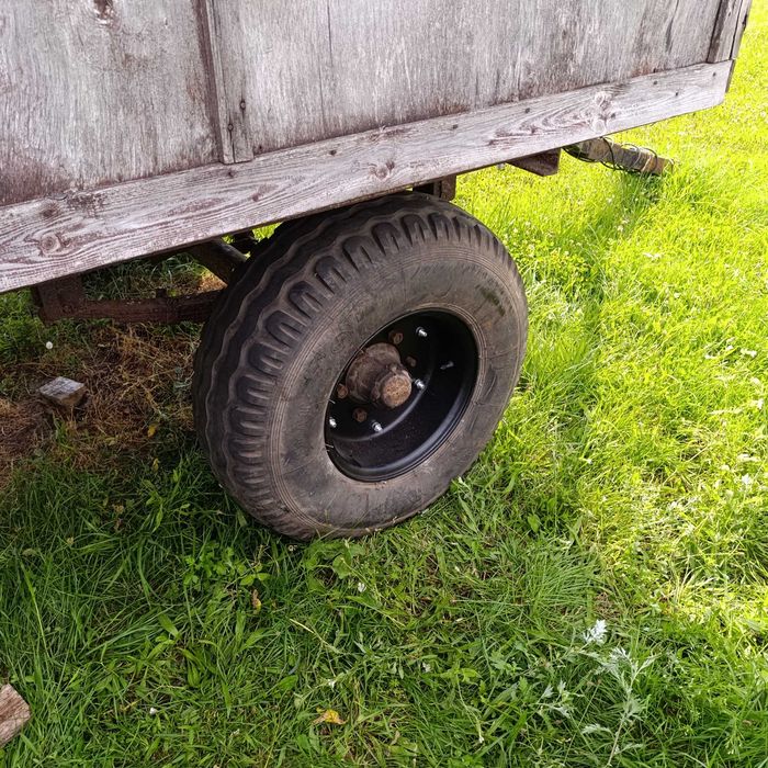 Przyczepa barak budowlany dla pszczół na budowę