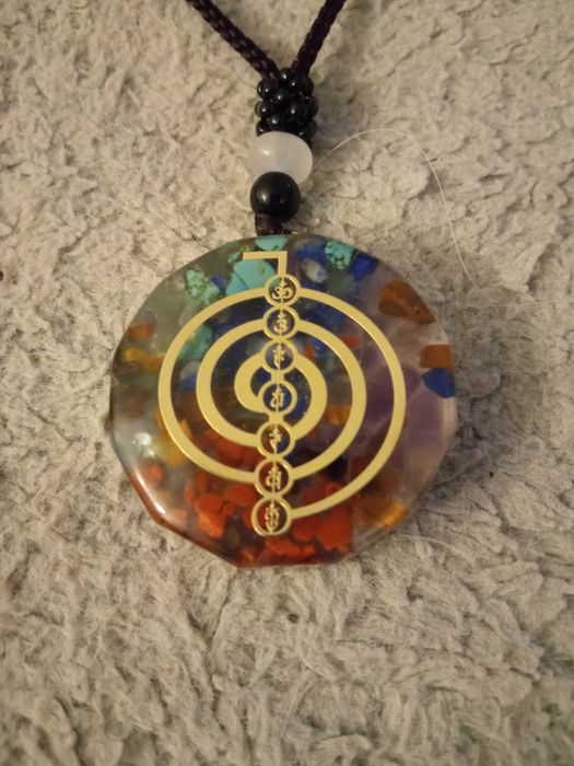 Naszyjnik Amulet wisiorek symbol Reiki Siedem Czakr z żywicy