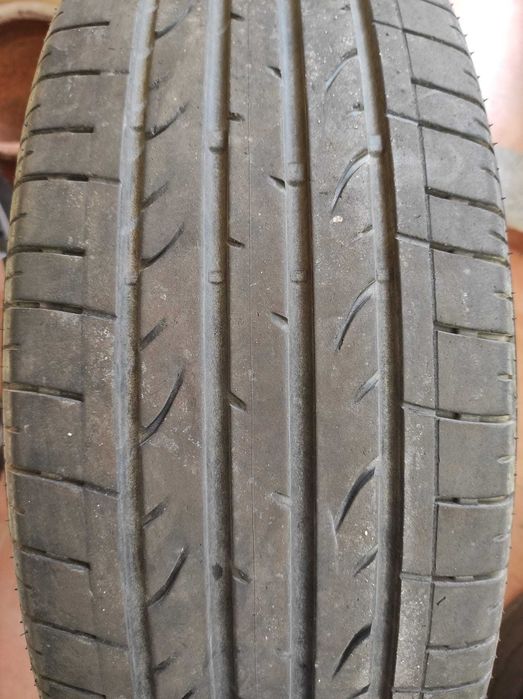 Vendo 2 Pneus Bridgestone 245/65R17 a 40 Euros cada um.