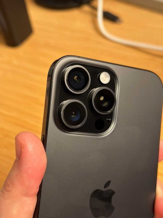 iPhone 16 Pro Max titânio preto, 256GB, bateria a 94%, com AppleCare+