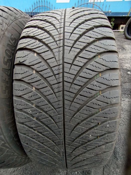 Opony całoroczne 215/55R17 Goodyear  Vector4seasons