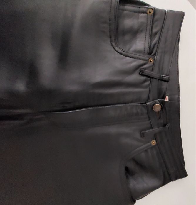 Calças em pele genuína de cor preta da Casa das Peles