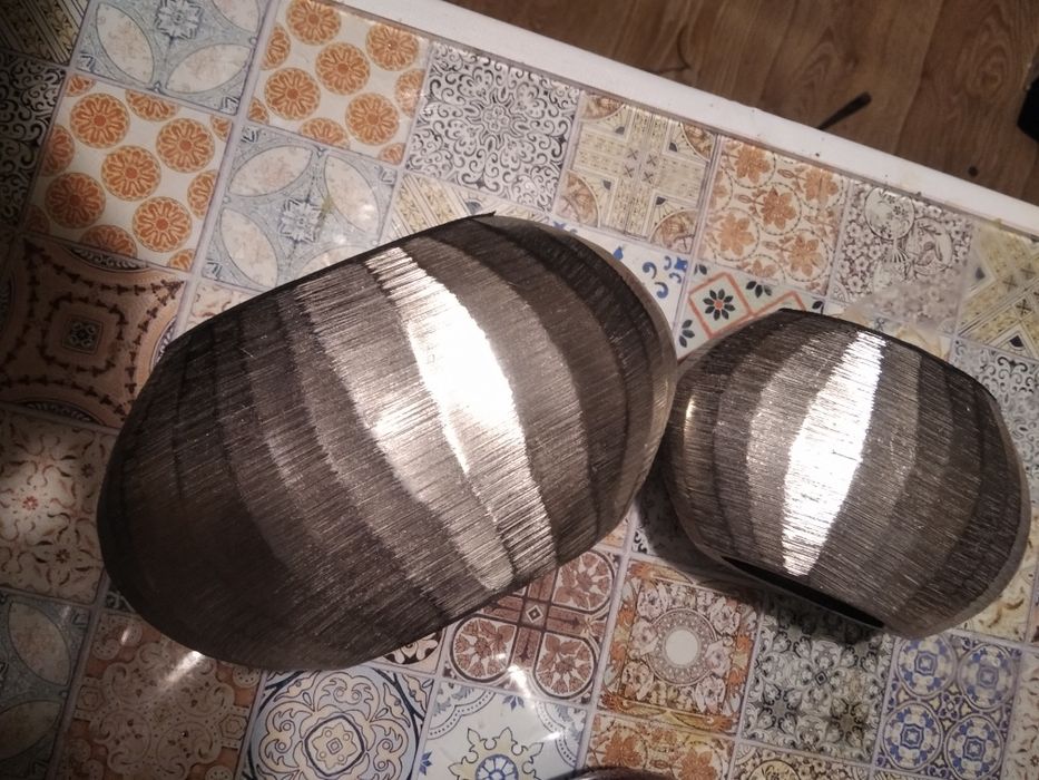 Zestaw dwóch oryginalnych metalowych wazonów