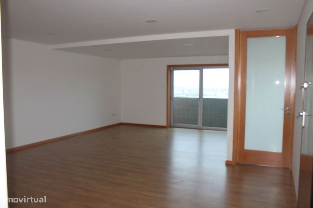T3 grande com garagem para 2 carros