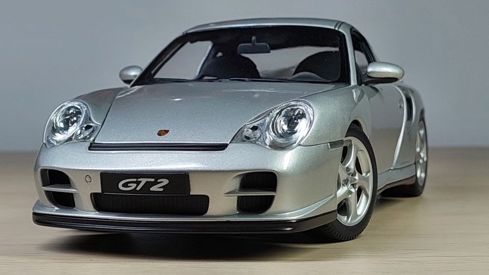 Модель Autoart Porsche 911 GT2 1:18