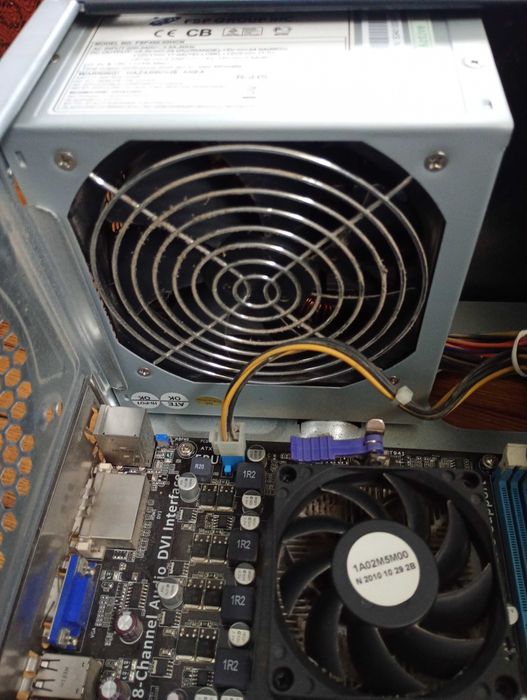 Комп запчастини: корпус, проц + живлення, мамка, пам'ять, дисковод