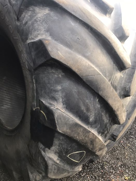 Opona 1050/50R32