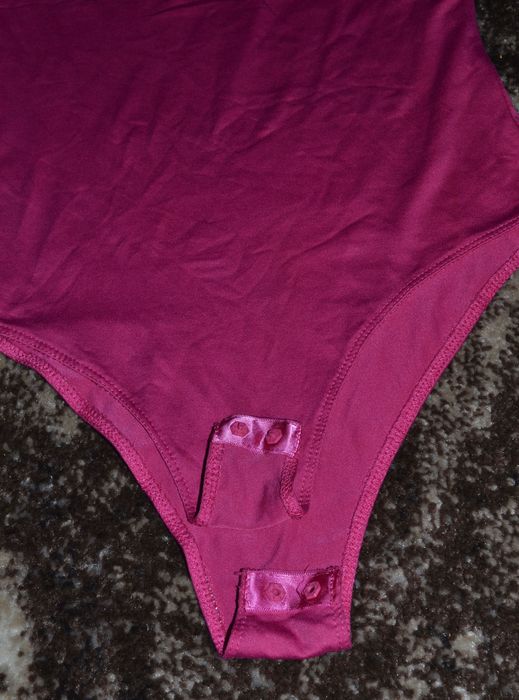 Стильне боді малинового кольору