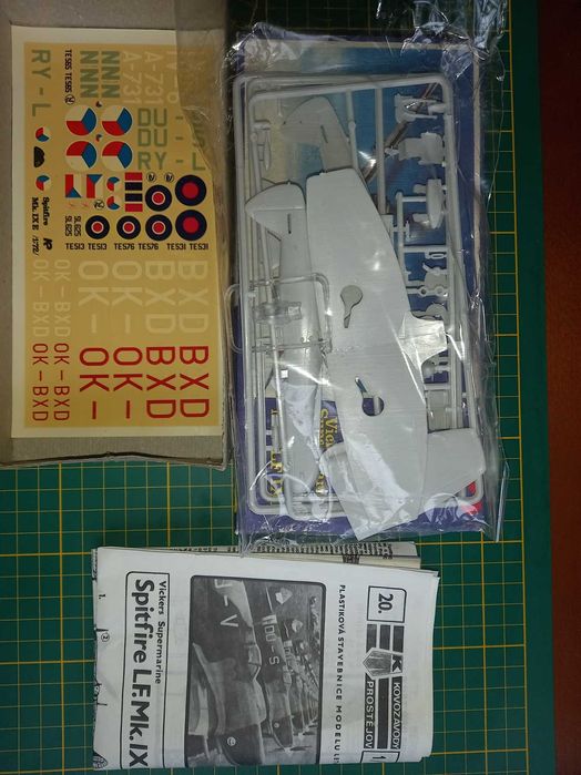 Model samolotu myśliwskiego Spitfire MK LFIX E skala 1/72 KP.