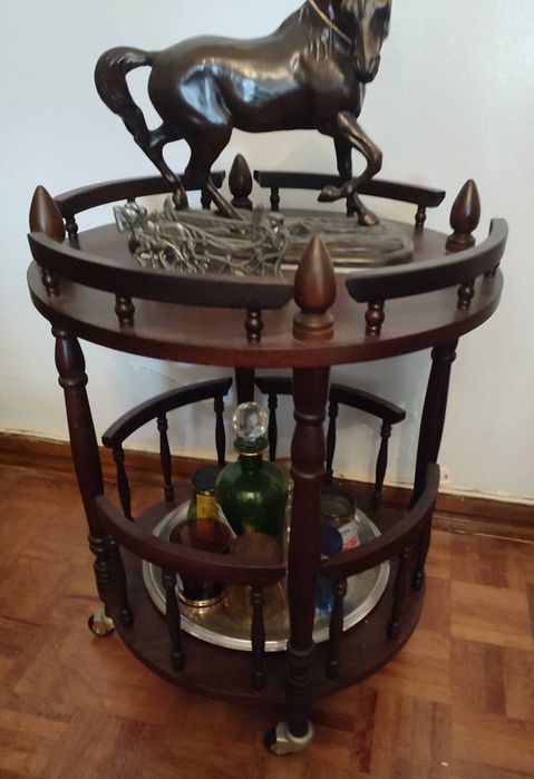 Bar em madeira com rodas