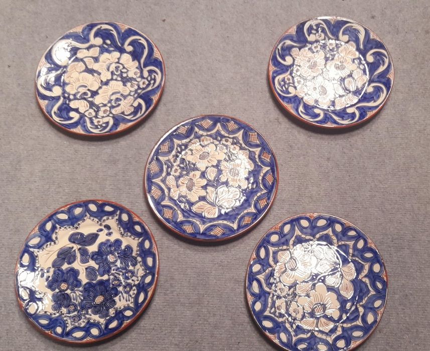 Pratos cerâmicos pintados à mão