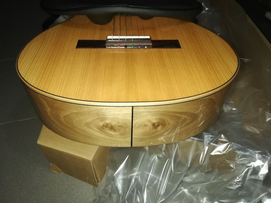 Viola de acompanhamento de fado da Artimúsica