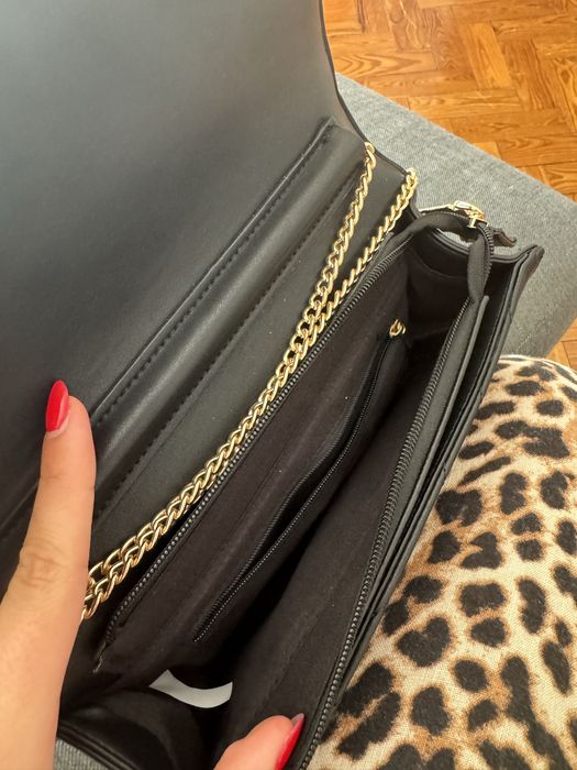 mala preta com detalhes dourados ysl